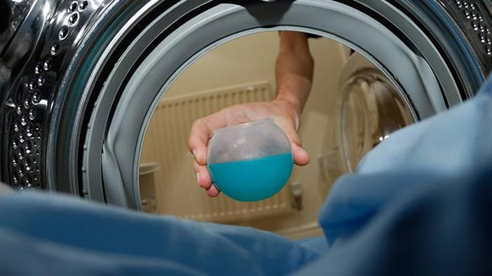 Halıdaki lekelerden eser kalmayacak! Saniyeler içinde yok ediyor 1